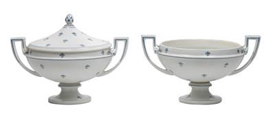 A pair of neoclassical tureens with one lid, serving as an epergne, - Sklo, Porcelán