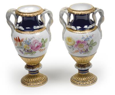 Paar Vasen mit Doppelschlangen-Henkeln, - Glas und Porzellan
