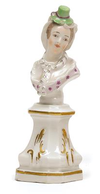 A lady chess figure with green hat, - Glass and porcelain
