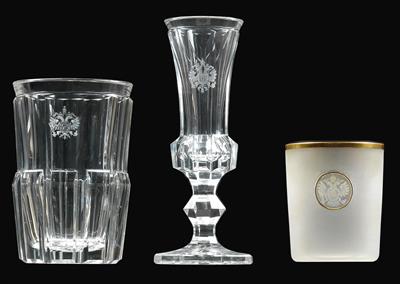 Sektflöte und Wasserglas aus dem "Kaiserlichen Prismenschliff-Service" sowie 1 Mundbecher, - Glas und Porzellan