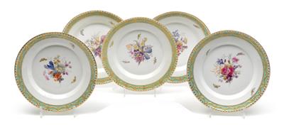 Twelve dinner plates, - Vetri e porcellane