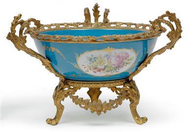 An epergne with gilt bronze mount, - Glass and porcelain