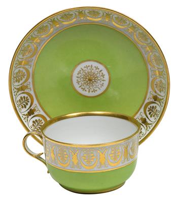 A teacup and saucer, - Vetri e porcellane