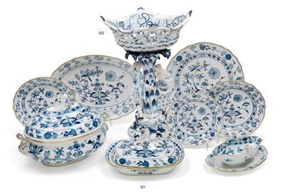 A blue onion pattern epergne, - Vetri e porcellane