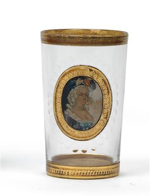 A cup bearing a portrait of "Mariae Antoinette", - Glass and porcelain