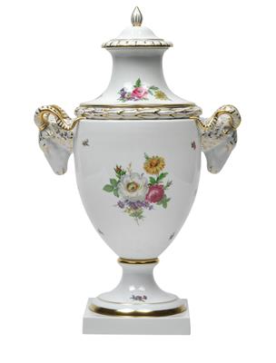 A lidded vase, - Sklo, Porcelán