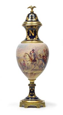 A lidded vase decorated with the Napoleonic War Battle of Wagram 1809, with gilt bronze mount, - Sklo, Porcelán