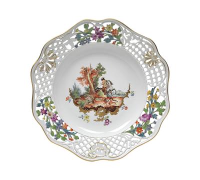 A lattice-work plate decorated with hunting scenes after Ridinger, - Vetri e porcellane