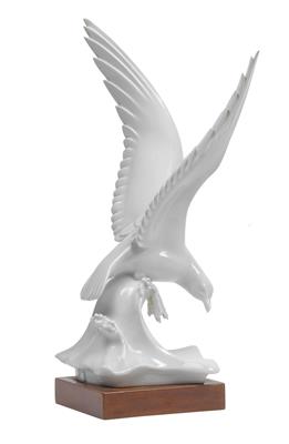 A figure of a seagull on a wood base, - Vetri e porcellane