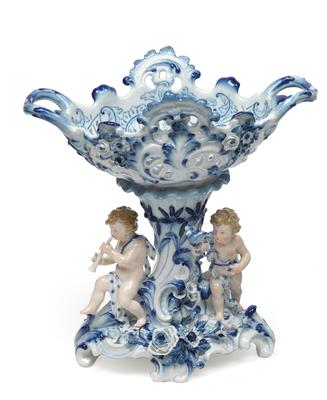 A pair of onion pattern epergnes with baskets and 2 children each, - Glass and porcelain