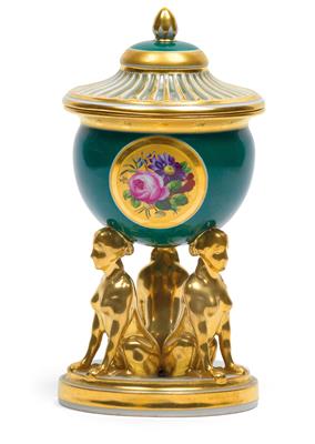 Prachtvolle Zuckerurne mit durchbrochenem Deckel auf 3 goldenen Sphingen, - Glas und Porzellan