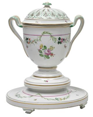 An epergne with lid and presentoir, - Sklo, Porcelán