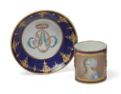 Tasse mit dem Porträt "Mme. Elisabeth" und Untertasse mit gekröntem Blumenmonogramm A. D, - Glas und Porzellan