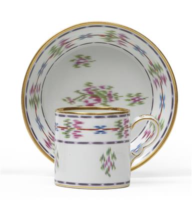 Tasse und Untertasse mit Chintz-Dekor, - Glas und Porzellan