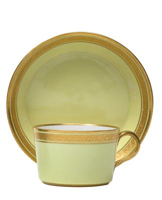 A teacup and saucer, - Vetri e porcellane