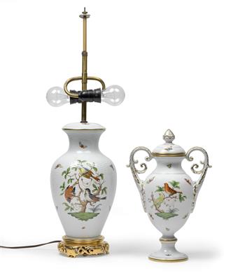A table lamp with lamp-shade and lidded vase, - Glass and porcelain