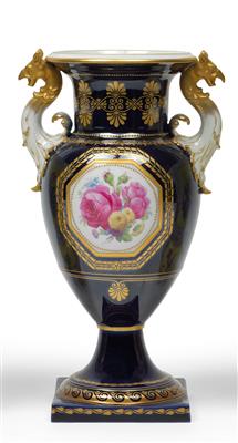 A vase, - Vetri e porcellane