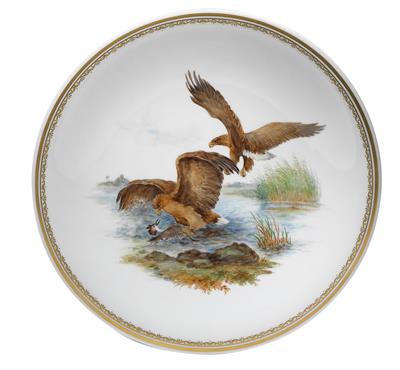 A wall plate with two eagle diving down on a seabird, - Vetri e porcellane