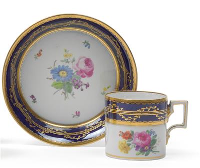 A floral cup and saucer, - Glass and porcelain