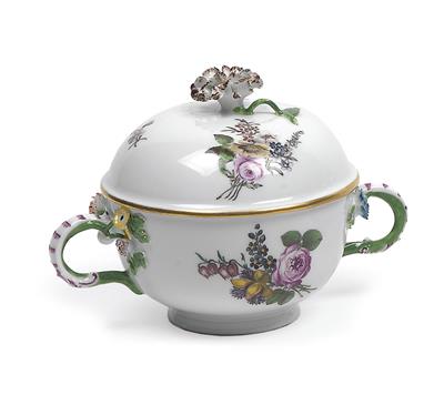A lidded tureen encrusted with flowers, - Vetri e porcellane