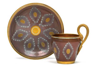 An exquisite cup with serpent handle and saucer, - Vetri e porcellane