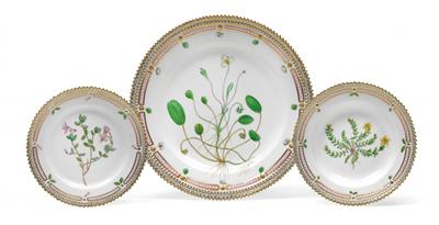 Three „Flora Danica“ plates, - Sklo, Porcelán