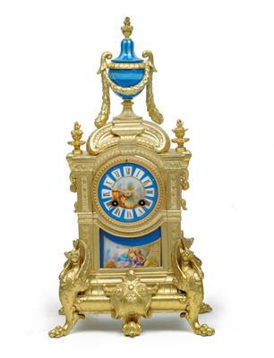 A mantelpiece clock with porcelain elements - Glass and porcelain