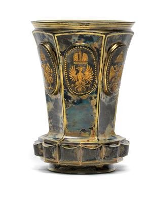 Lithyalin-Becher mit 6 Wappen aus dem sog. "Kleinen Staatswappen" des Russischen Zarenreiches, - Glas und Porzellan