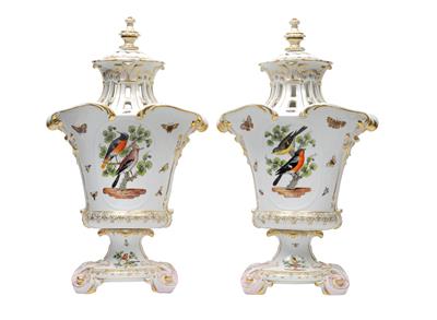 A pair of lidded vases with birds, - Glass and porcelain