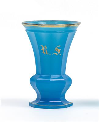 A goblet bearing the gilt monogram R. S., - Sklo, Porcelán