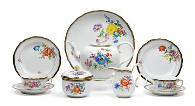 A tea service, - Glass and porcelain