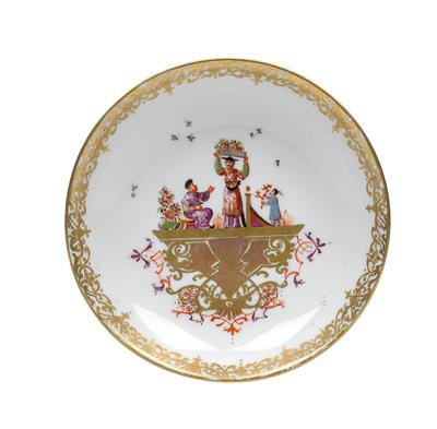 A saucer decorated with chinoiserie, - Vetri e porcellane