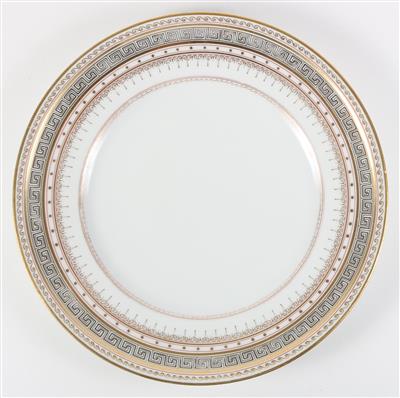 Twelve dinner plates, - Glass and porcelain