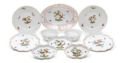 A bread basket and five bread plates, two round platters, three oval platters, 2 small baskets, - Sklo, Porcelán