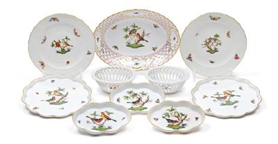 A bread basket and five bread plates, two round platters, three oval platters, 2 small baskets, - Vetri e porcellane