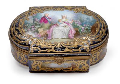 A lidded box with yellow metal mount, - Glass and porcelain
