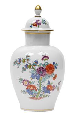 A lidded vase decorated with the "3 Friends of Winter", - Sklo, Porcelán