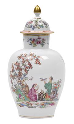 A lidded vase with delicately painted chinoiserie and garden scene, - Sklo, Porcelán