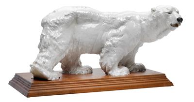 A large figure of a polar bear on a wood base, - Glass and porcelain