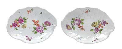 A pair of Baroque leaf bowls, - Vetri e porcellane