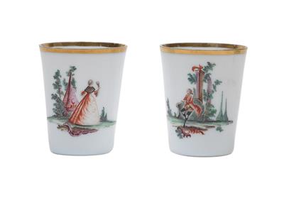 A pair of cups with amorous scenes, - Vetri e porcellane