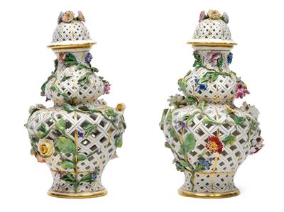 A pair of lidded vases with open-work lattice, - Vetri e porcellane