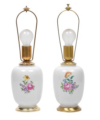 A pair of table lamp with original lamp shades, - Vetri e porcellane