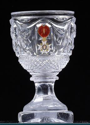 A goblet with medal, - Glass and porcelain
