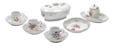 Nine porcelain items, - Vetri e porcellane