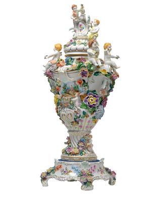 An ornamental lidded vase with base, - Sklo, Porcelán