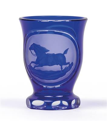 A socle cup decorated with a galloping horse, - Glass and porcelain
