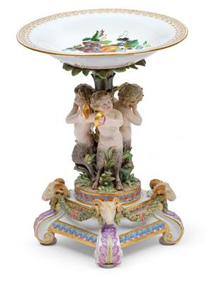An epergne with child satyrs playing music, - Vetri e porcellane