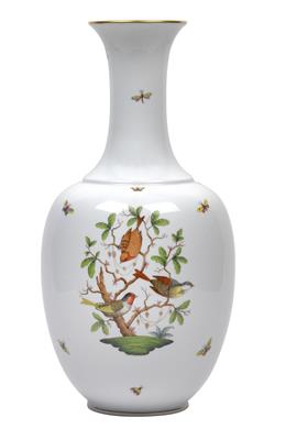 A vase, - Vetri e porcellane