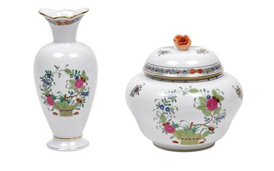 A vase and lidded box, - Sklo, Porcelán